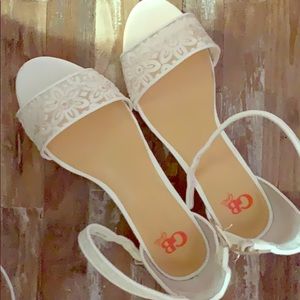 I am selling a GBgirls shoes white and fresh band